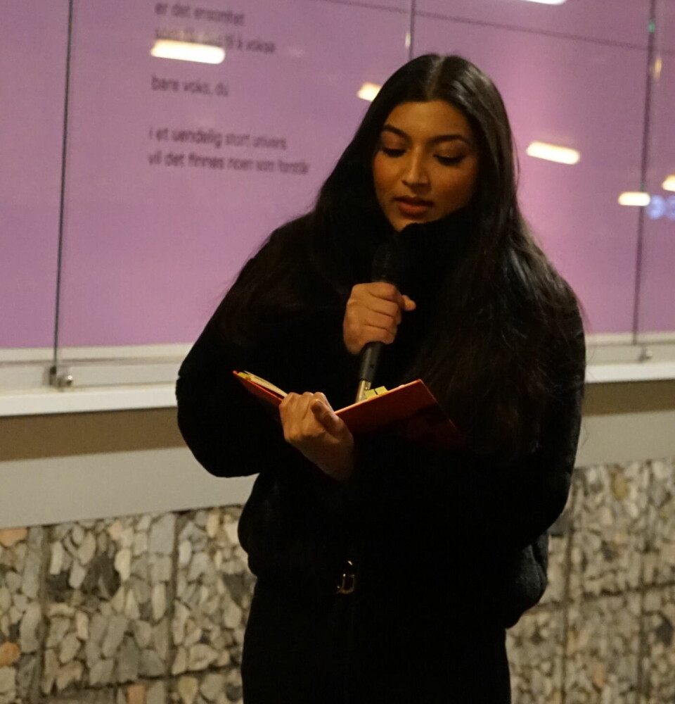 Sarah Zahid leser dikt i Sporveispassasjen på Jernbanetorget T-banestasjon.