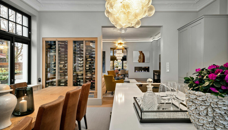 Et eget vinskap mellom kjøkken med spsiebord og stue i den 115 kvm store leiligheten i Gyldenløves gate.