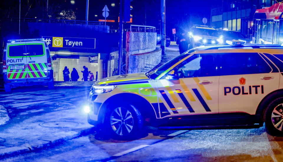 Politiet og uniformerte politibiler utenfor Tøyen T-banestasjon lørdag kveld etter voldshendelse inne på en T-bane.