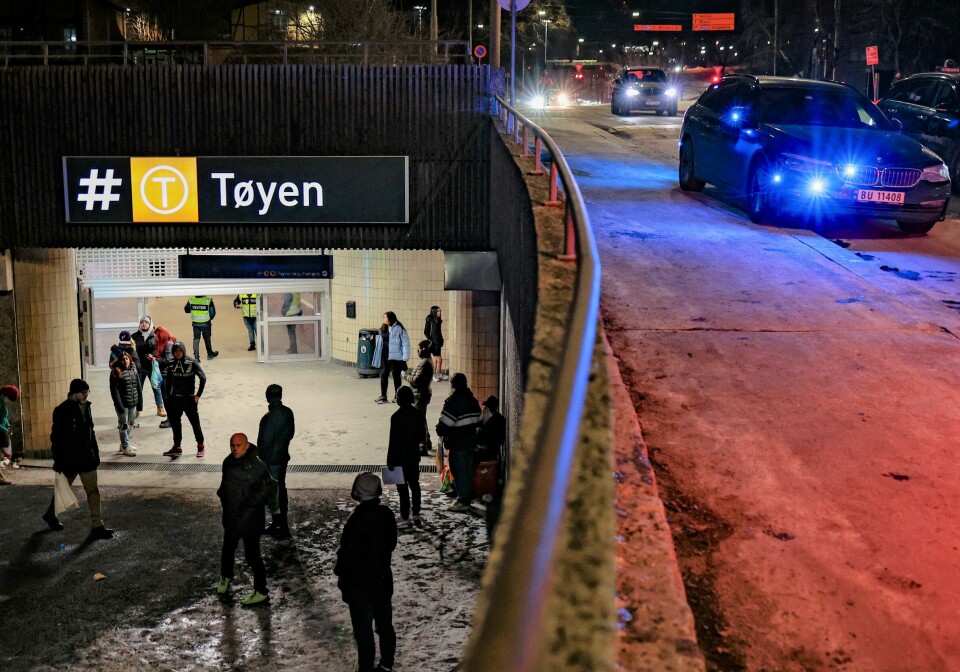 Politi og vektere utenfor nedgang til Tøyen T-banestasjon etter voldshendelse lørdag kveld.