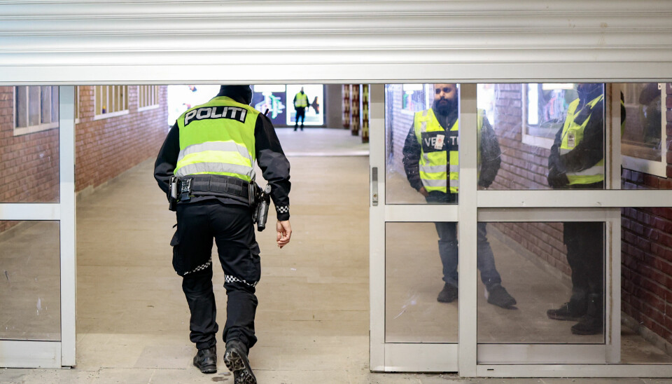 Politiet på vei inn til Tøyen T-banestasjon lørdag kveld. Flere personer skal ha sett hva som skjedde inne i T-banevogna.
