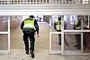 Politiet på vei inn til Tøyen T-banestasjon lørdag kveld. Flere personer skal ha sett hva som skjedde inne i T-banevogna.
