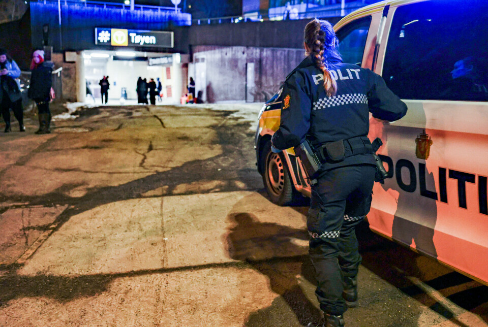Politibetjent utenfor Tøyen T-banestasjon etter kvistikking inne på en T-banevogn lørdag kveld.