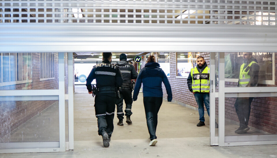 Politifolk på vei inn nedgang til Tøyen T-banestasjon etter at en ung gutt ble skadd i en voldshendelse lørdag kveld.