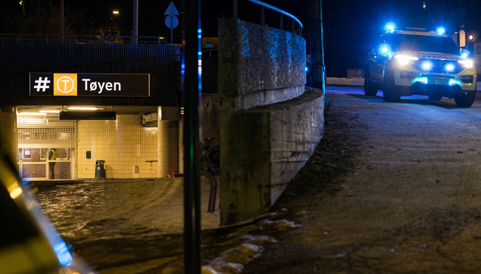 En person ble påført stikkskader inne på Tøyen t-banestasjon lørdag kveld.