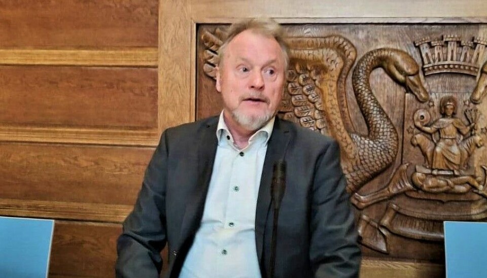 Byrådsleder Raymond Johansen (Ap) før bystyrehøringen om Oslos helsehus. Sitter ved bord i bystyresalen i Oslo rådhus ( Rådhuset bystyret )
