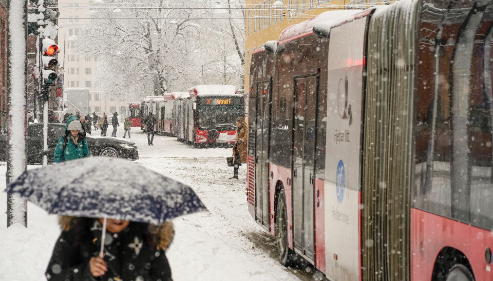Snøværet skaper problemer for kollektivtrafikken i Oslo-området mandag ettermiddag.
