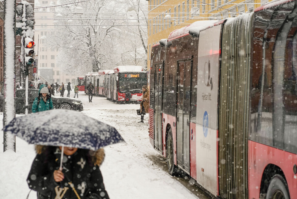 Snøværet skaper problemer for kollektivtrafikken i Oslo-området mandag ettermiddag.