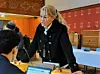 Leder av helse- og sosialutvalget i bystyret, Cecilie Lyngby (Folkets parti) i samtale med andre utvalgsmedlemmer under høringen om helsehus.