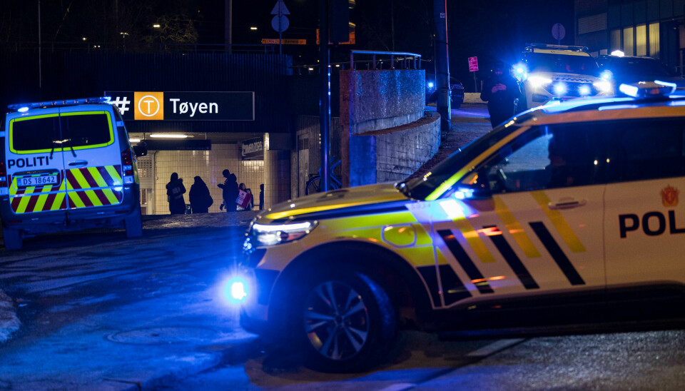 Politiet rykket ut til T-banen på Tøyen i Oslo lørdag kveld etter at en 16 år gammel gutt ble knivstukket.