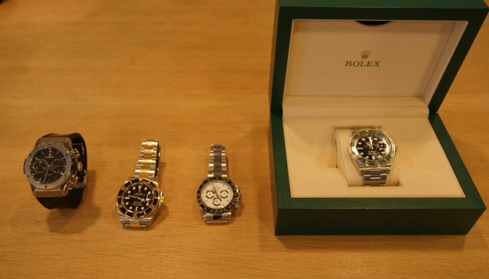 Rolex-klokker er blant mange gjenstander politiet har gjort beslag av.