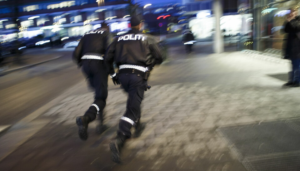 SKI 20161213.Politiet i arbeid. To politifolk løper i gatene i Ski.