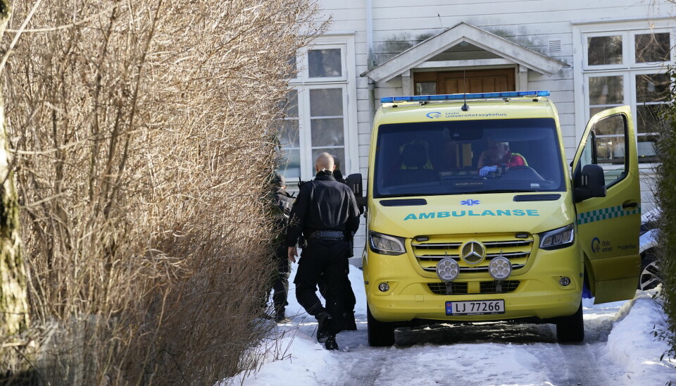 Politiet er med mange patruljer i Harbitzaleen ved Skøyen etter melding om en voldshendelse i en leilighet.