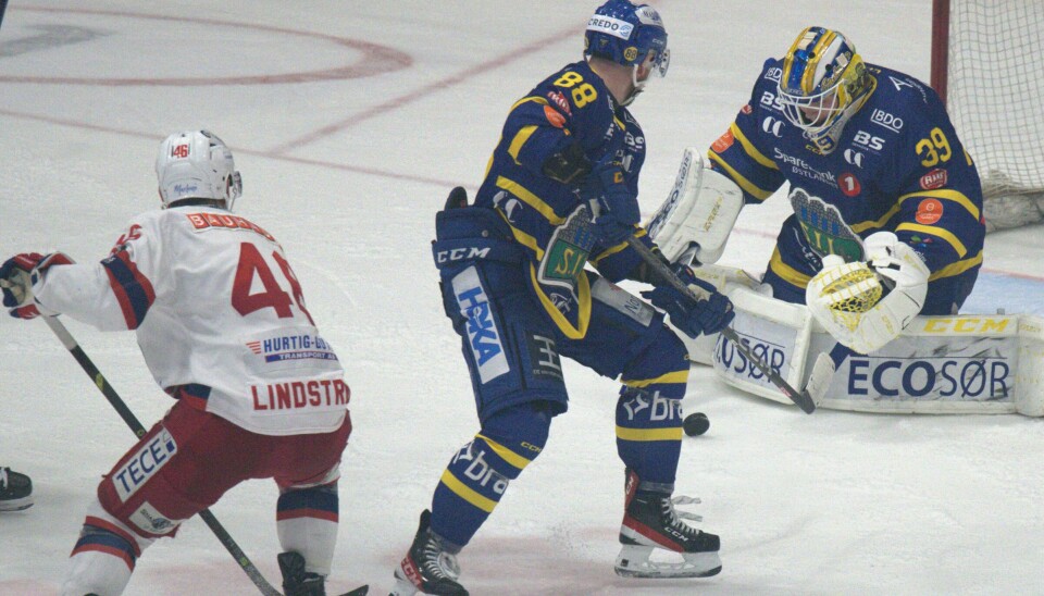 Storhamar-keeper Trym Gran hadde en god kamp på hjemmeis søndag. Her stopper han Tobias Lindström.