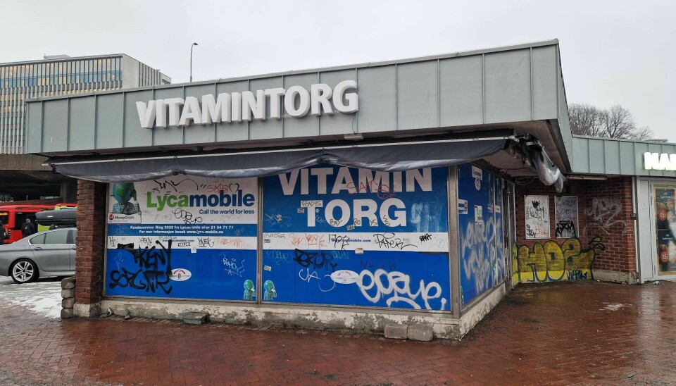 Grønnsaksbutikken Vitamin Torg har flyttet ut av lokalet på Helsfyr. Butikken måtte legge ned etter en utgått kontrakt med utleier Sporveien. Dette engasjerte mange, som ønsket at utleier kunne gjøre mer for å la butikken bli.