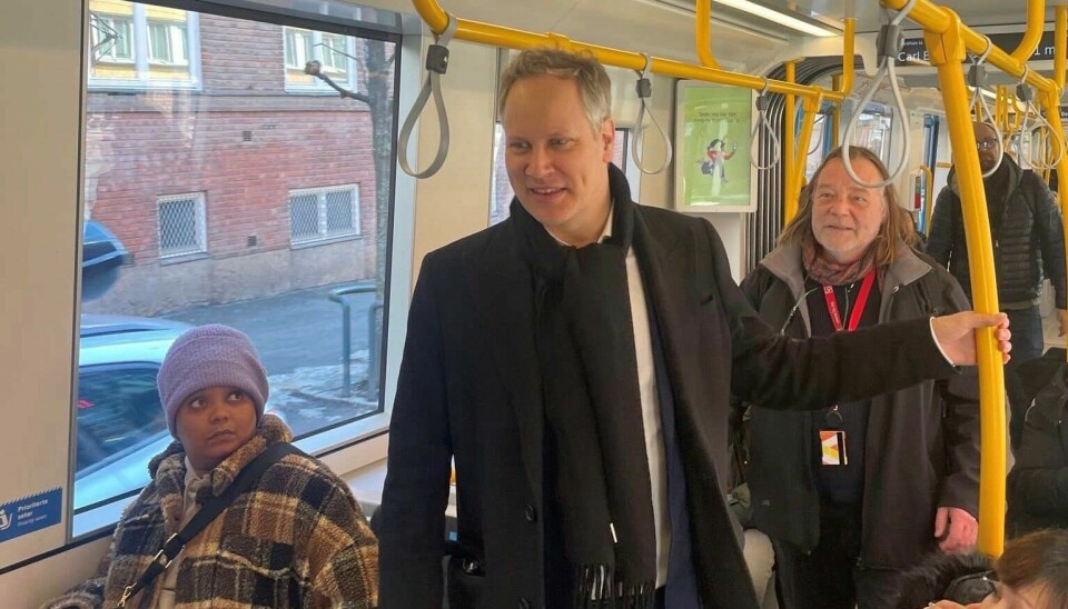 Samferdselsminister Jon Ivar Nygård (Ap) på trikken sammen med leder av Oslo sporveiers arbeiderforening, Ola Floberg.
