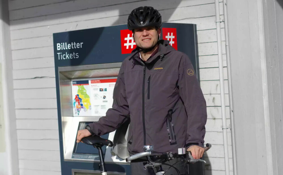 Finansbyråd Einar Wilhelmsen (MDG) med sykkel foran billettautomat fra Ruter