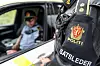 Politiet i arbeid. Politiet under et oppdrag i bil. Innsatsleder, med armbind med tekst, logo og radiosamband.Modellklarert til redaksjonell bruk.Foto: Gorm Kallestad / NTB