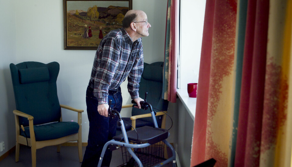 En mann står og lener seg på en rullator. Han er innlagt på et sykehus eller bor på et aldershjem. Illustrasjonsbilde.Heiko Junge / NTBNB Modellklarert.