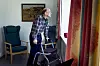 En mann står og lener seg på en rullator. Han er innlagt på et sykehus eller bor på et aldershjem. Illustrasjonsbilde.Heiko Junge / NTBNB Modellklarert.