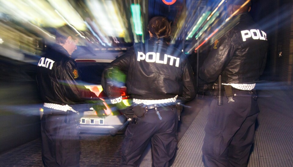 Ingen skal være skadd etter slagsmålet. SKI 20161213.Politiet i arbeid. Tre politifolk gjør seg klare til patruljering i gatene. NB! Modellklarert til redaksjonell bruk. Foto: Heiko Junge / NTB