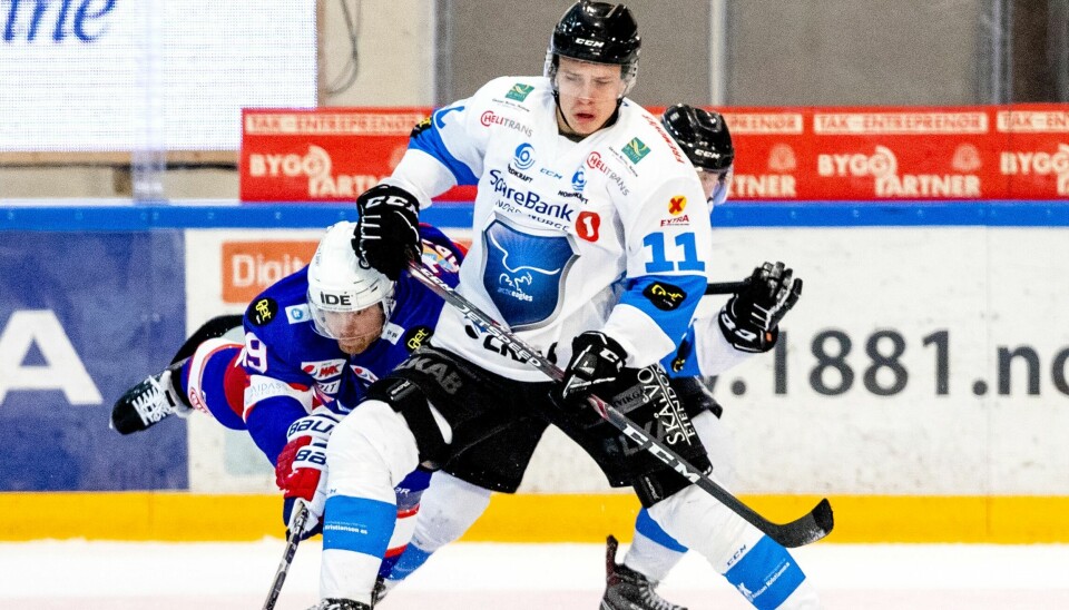 Den tidligere Stjernen- og Narvik-spilleren Kåre Benjamin Byrkjeland, her i kamp med tidligere Vålerenga-spiller Jonas Oppøyen, blir å se i Vålerenga-drakt neste sesong.