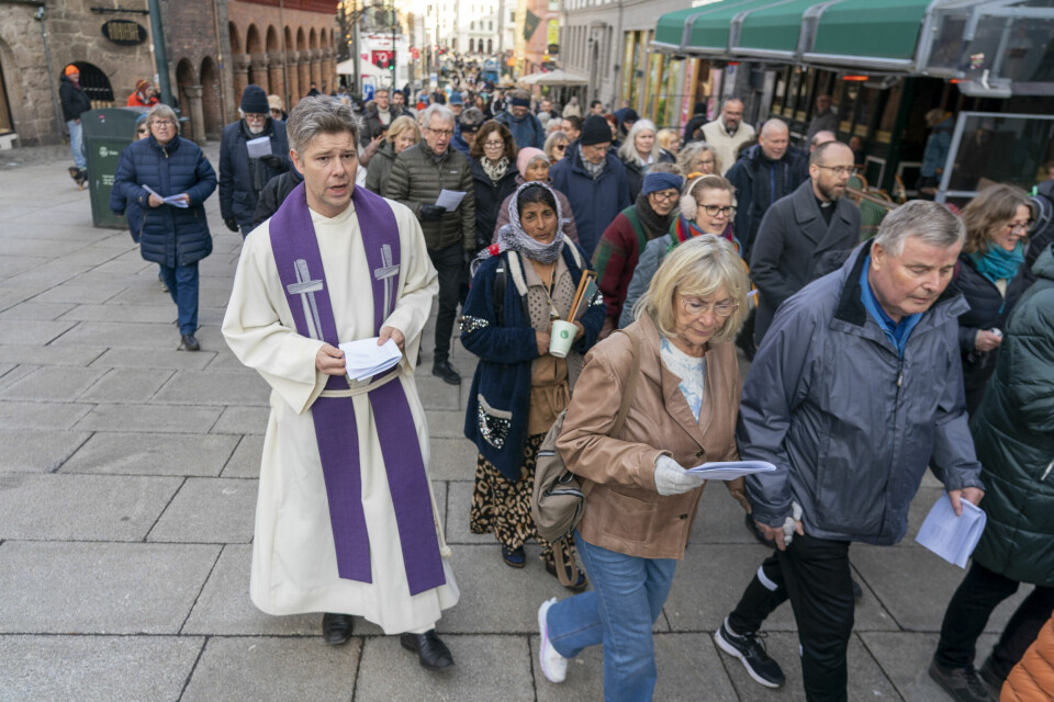 Prest i Kirkens bymisjon Eivind Oftebro deltar i korsvandring i regi av Oslo domkirke og Oslo Bymisjon på langfredag.