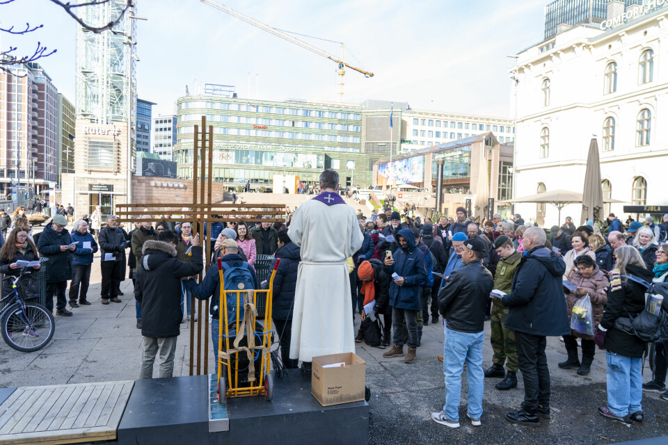 Rundt 150 personer deltar i korsvandring i regi av Oslo domkirke og Oslo Bymisjon på langfredag.