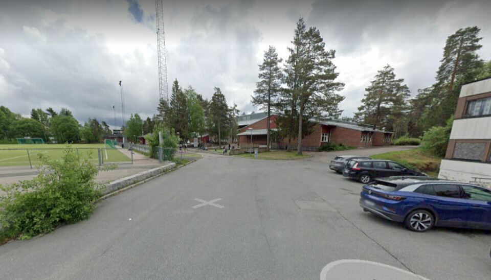 Ifølge politiet har niåringen fortalt at han ble forsøkt lokket inn i bilen ved fotballbanen ved Bjøråsen skole på Romsås.