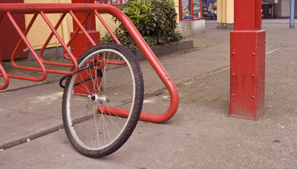 Sykkelhjul som står igjen i sykkelstativ etter tyveri av sykkel.