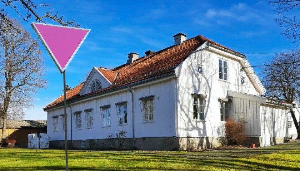 Rosa trekant foran Manglerud gård.