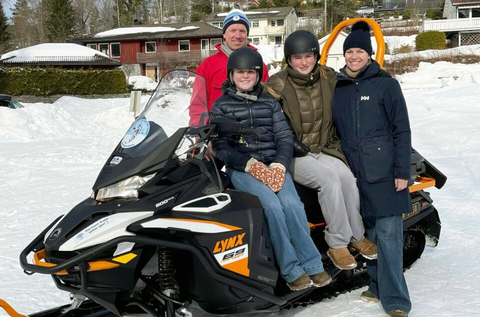 Pappa Alexander Kopp (bak), mamma Helene Kopp og døtrene Alexandra og Vilhelmine på en av snøscooterne donert i bestefar Hermann Kopps navn.