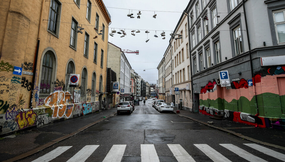 Oslo 20200501. Stemningsbilde fra Bernt Ankers gate i Oslo, der en pen samling sko henger i vaiere mellom to bygninger.