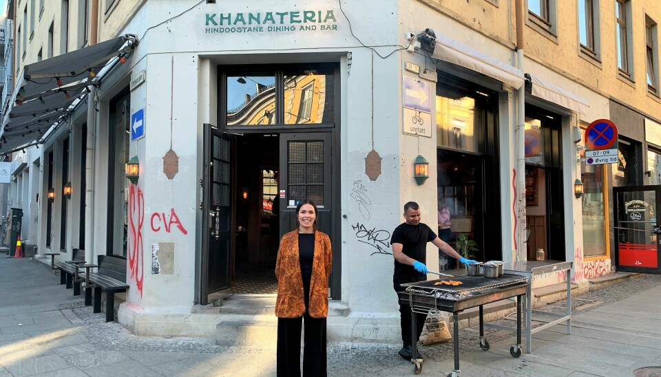Restaurantsjef Isabella Hernes Ribeiro utenfor restauranten Khanateria i Torggata. Kokk Parvesh Kumar står ute med grillen.