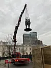 Skulpturen Solen og jorden heises på plass.