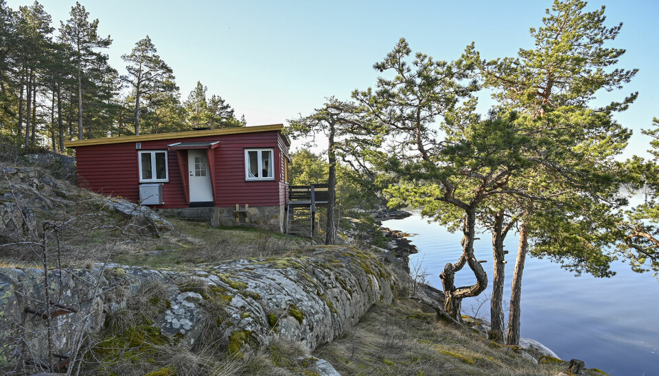 Hytta Steinrøys på vestsiden av Lågøya. Det er ikke vanskelig å se for seg hyggelige sommerkvelder her!