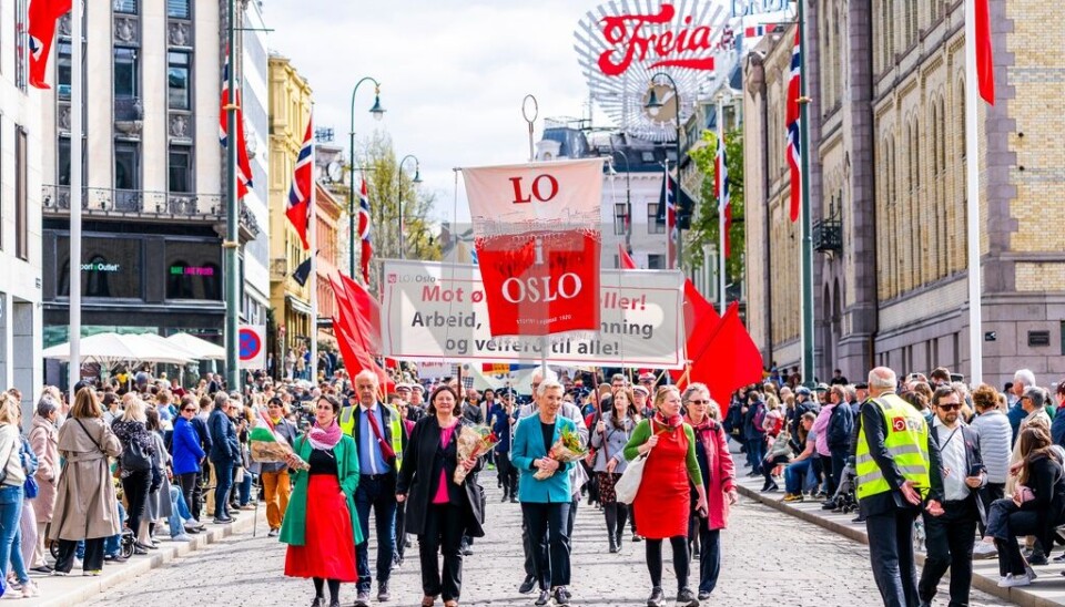 LO-leder Peggy Hessen Følsvik går først i 1. mai-toget i Oslo søndag, sammen med bl.a. Palestinakomiteens leder Line Khateeb og Norsk Folkehjelps generalsekretær Henriette Westhrin. Foto: Håkon Mosvold Larsen / NTB