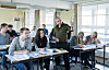 OSLO 20141030.Tenåringer. Elever i klasserom. Lærer underviser. Står ved pult og hjelper elever. Peker.Foto: Berit Roald / NTBNB! MODELLKLARERT