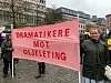 Marikken Halle fra Dramatikerforbundet på plass med parole på Youngstorget.