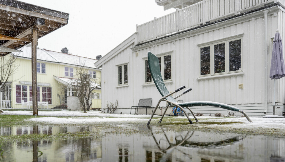 Oslo 20230425. Store nedbørsmengder fører til vanndammer og oversvømmelser i hagen til en tomannsbolig på Nordstrand i Oslo.Foto: Heiko Junge / NTB