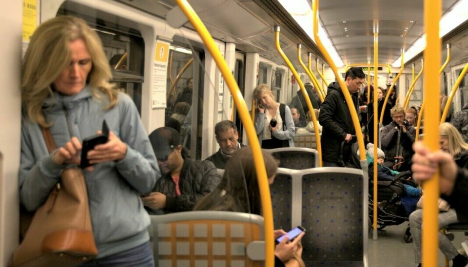 Folk på T-bane passasjerer kollektivtransport Oslo Foto: André Kjernsli