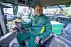 Oslo 20230505. Finansminister Trygve Magnus Slagsvold Vedum (sp) og Felleskjøpet deler ut bøtter med en settepotet satt i jord utenfor Oslo S for å sette fokus på selvforsyning og matsikkerhet.