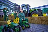 Oslo 20230505. Finansminister Trygve Magnus Slagsvold Vedum (sp) og Felleskjøpet deler ut bøtter med en settepotet satt i jord utenfor Oslo S for å sette fokus på selvforsyning og matsikkerhet.