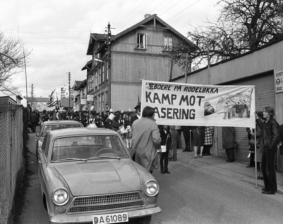 Oslo 24. april 1975.Beboerne på Rodeløkka i Oslo demonstrerer for bevaring av området, og oppfordret til kamp for rasering av det gamle boligimrådet.Demonstrasjonstoget gikk fra Rodeløkka til Rådhuset i Oslo.Her beveger demonstrantene seg ned Langgata på Rodeløkka.Foto: NTB / NTB