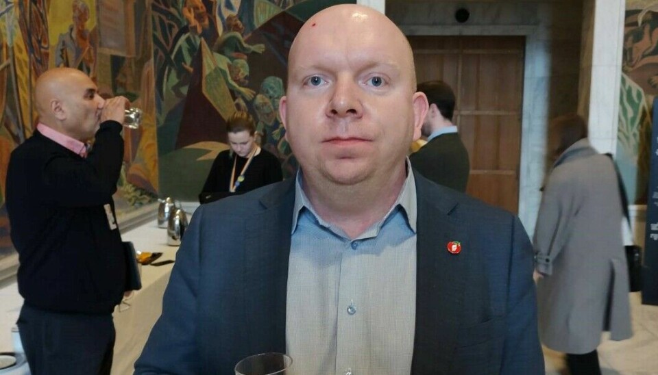 Oslo Frps toppkandidat Lars P. Solås sier hans egen oppførsel mot journalister på nachspiel var uakseptabel, og at han beklager.