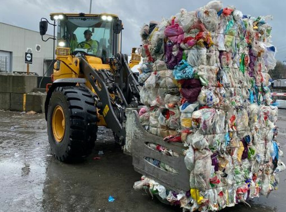 Maskinfører Kai Trollebø balanserer et halvt tonn plastavfall på
gaffeltrucken for hver balle han laster på biler, som så forsvinner ut av avfallsanlegget.