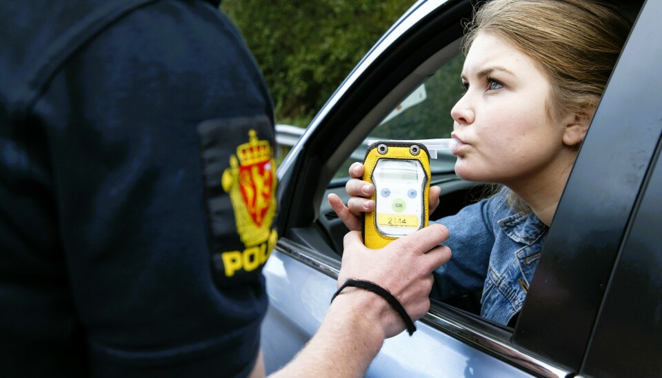 OSLO, Norge 20160927. Politiet i arbeid. Politiet gjennomfører alko-testing med alkometer. NB! Modellklarert til redaksjonell bruk.