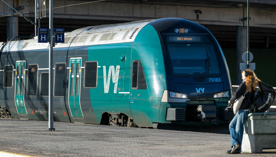 Oslo 20230305. Toget mot Moss kjører inn i Blixtunnelen på Oslo S. Follobanen er i gang igjen.