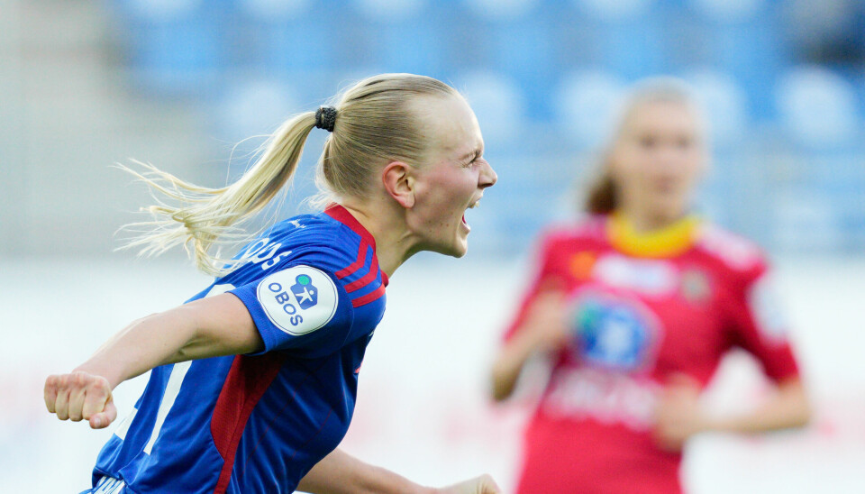 Vålerengas Karina Sævik jubler etter at hun utliknet til 1-1 i toppseriekampen i fotball mellom Vålerenga og Røa på Intility Arena.
