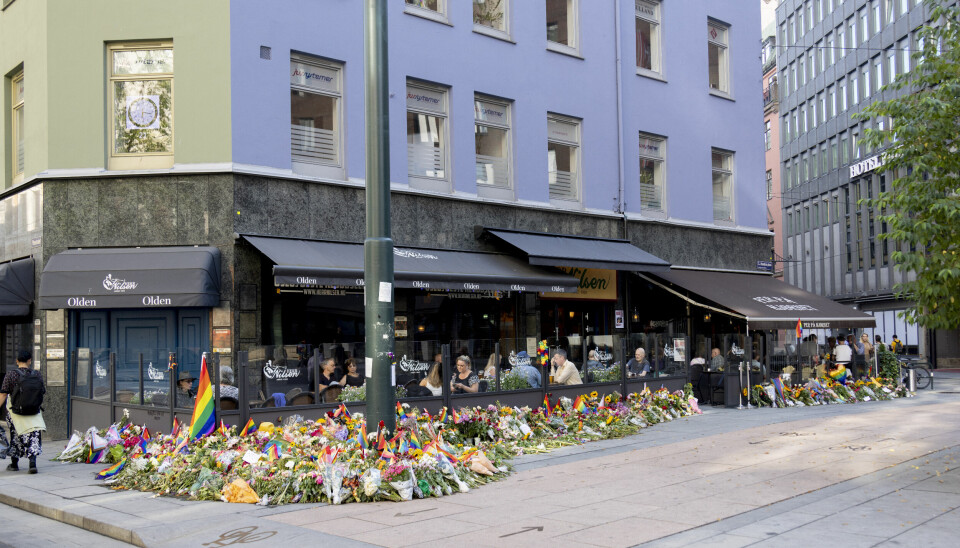 Blomster lagt ned utenfor Oslo Tinghus utenfor puben Per på Hjørnet ved der skytingen skjedde under Pride natt til 25.juni Foto: